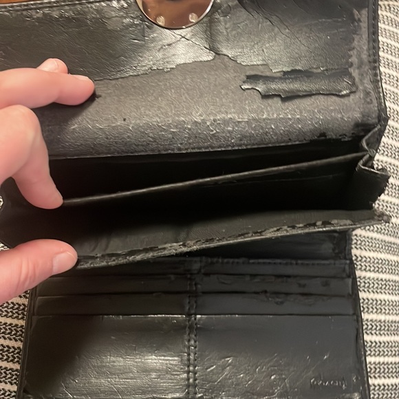 Vintage leather authentic COACH wallet in black. Unique emblem on front. - Picture 10 of 16